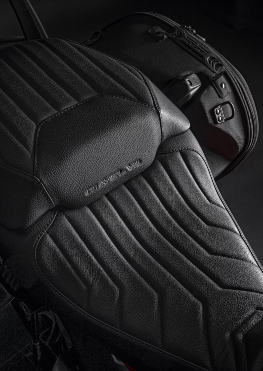 DUCATI Diavel V4 2023-2026 プレミアムパッセンジャーシート 本革製 96881241AA ドゥカティ ディアベルV4 DP