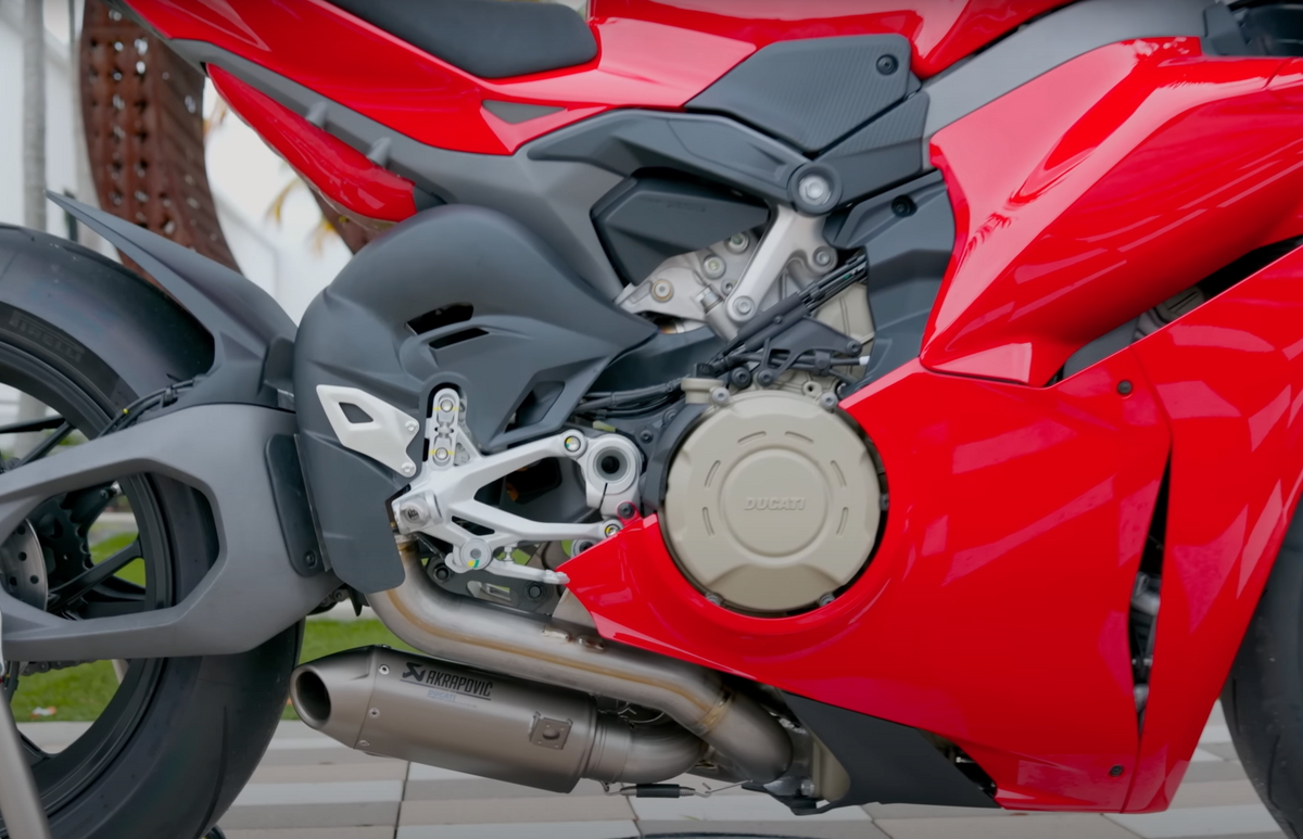 イタリア在庫あり 2025-2026 DUCATI パニガーレ V4 レーシングサイレンサー アクラポヴィッチ PanigaleV4 Akrapovic 96482341AA DP純正