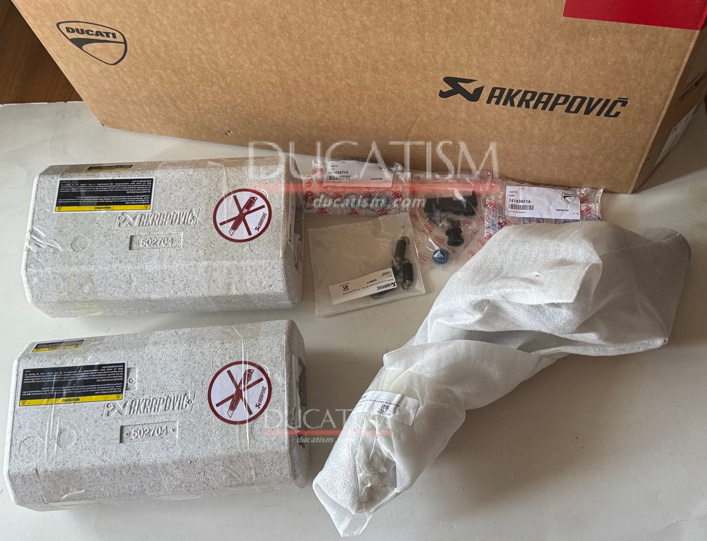 イタリア在庫あり 2025 DUCATI パニガーレ V4 レーシングサイレンサー アクラポヴィッチ PanigaleV4 Akrapovic 96482341AA DP純正