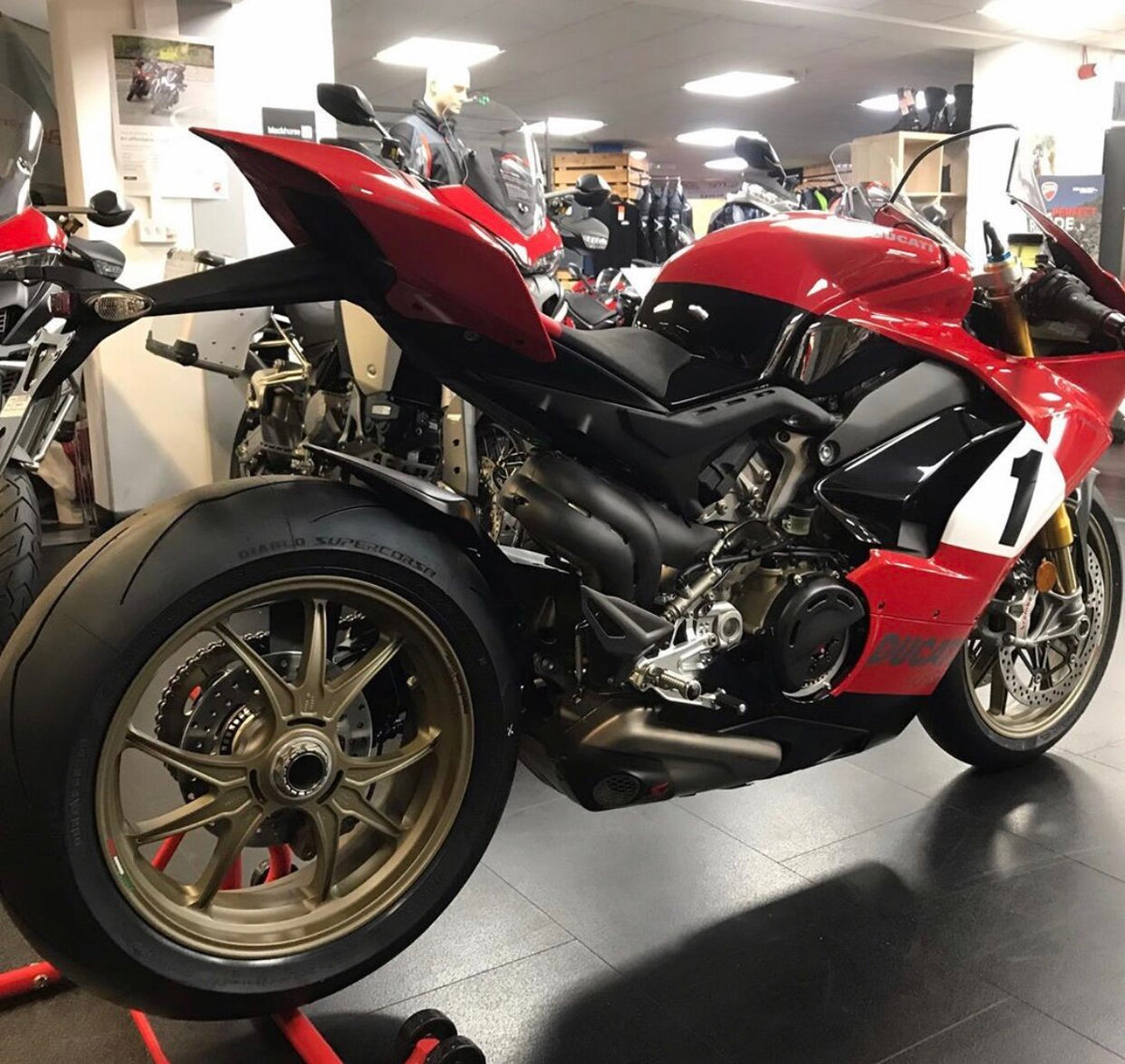 Italy in stock DUCATI PanigaleV4 forged magnesium wheel set Marchesini M9RS Panigale 96380101A DP genuine product