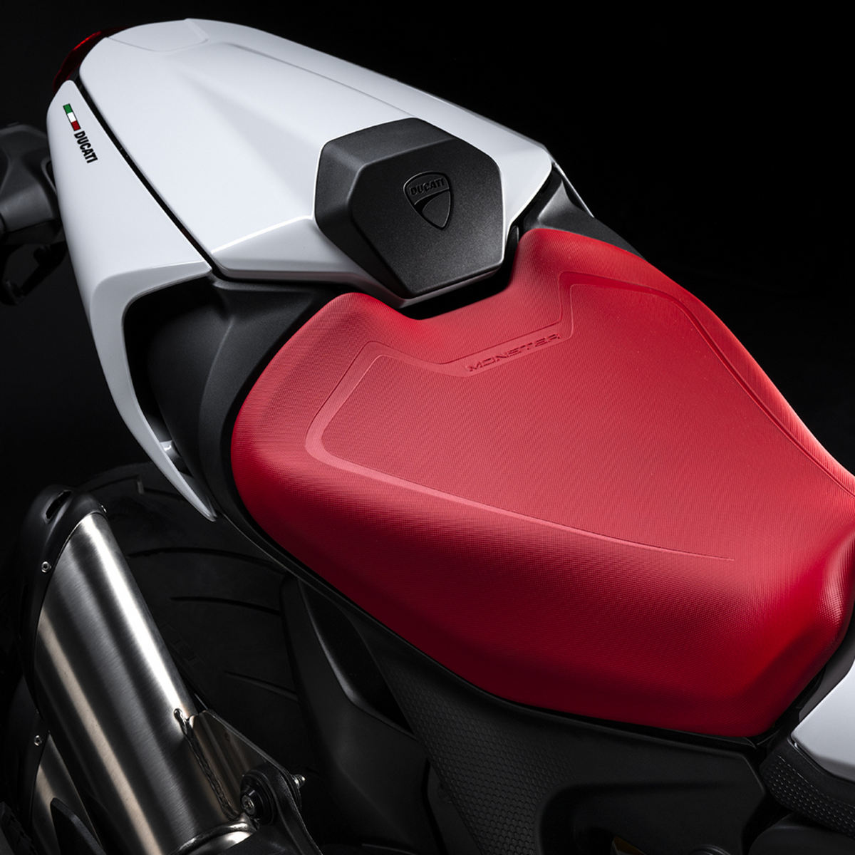 DUCATI Monster 937 950 日本仕様 ローシート ドゥカティ モンスター ブラック 96880961BA 、レッド 96880961BB