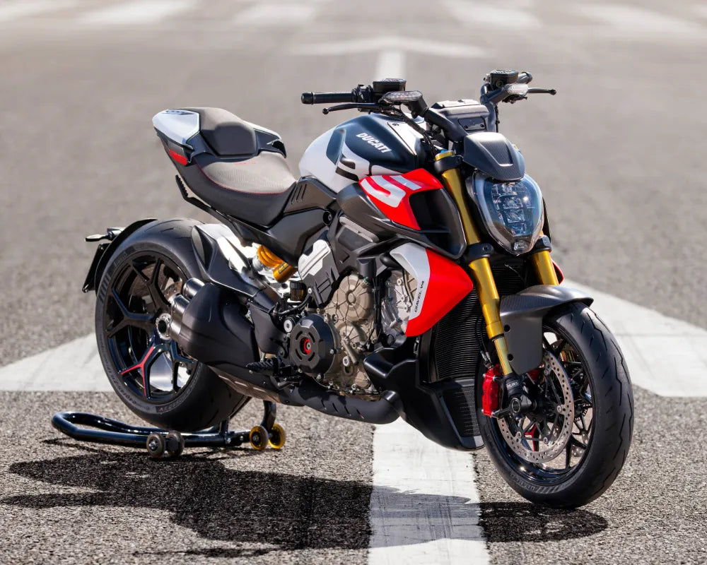 DUCATI Diavel V4 Carbon Fiber Radiator Cover 96982651AA Ducati Diavel V4