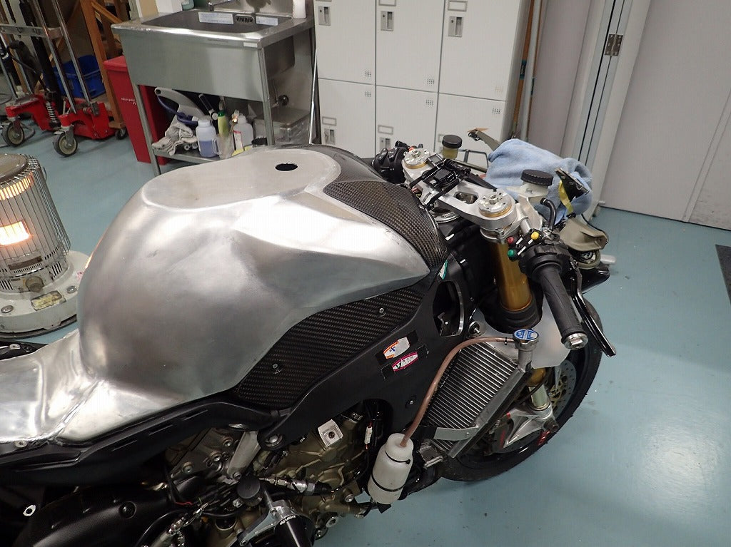 アルミタンク DUCATI Panigale V4 用レーシング 8耐22Lタンク One or eight by Shiroyama 001 (Beater)