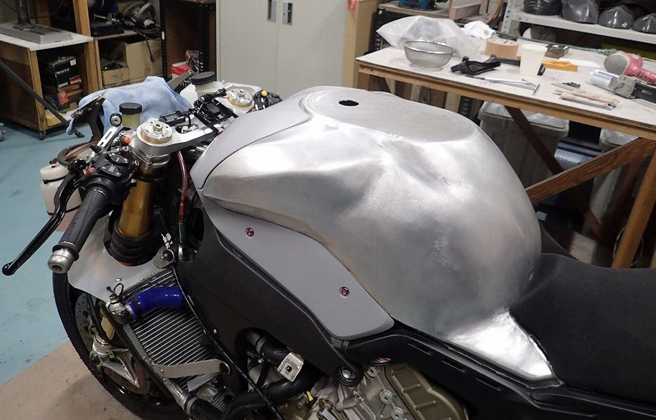 アルミタンク DUCATI Panigale V4 用レーシング 8耐22Lタンク One or eight by Shiroyama 001 (Beater)