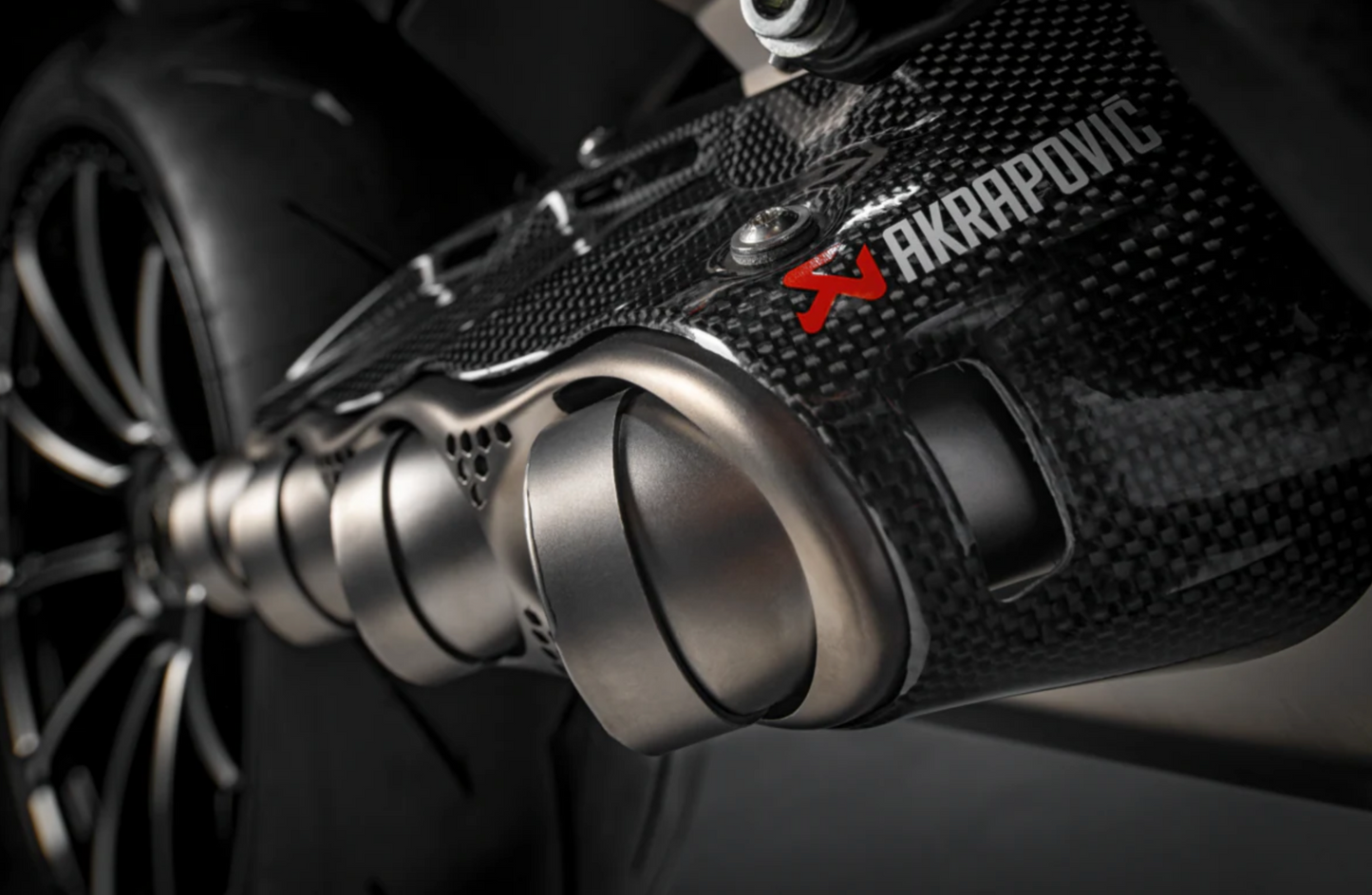 1/29 Italy in stock DUCATI Diavel V4 Racing Exhaust Silencer Ducati Diavel V4 Akrapovic 96482171AA 96482172AA