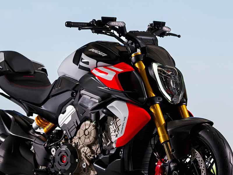 DUCATI Diavel V4 カーボンファイバー製ラジエーターカバー 96982651AA