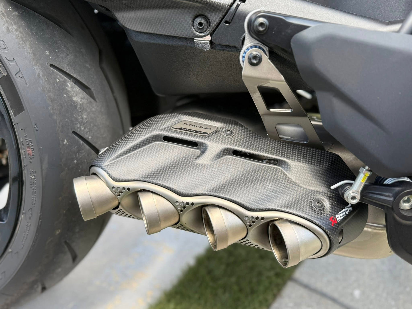 DUCATI Diavel V4 2023-2025 レーシングエグゾースト サイレンサー  Akrapovic 96482172BA 96482171AA 96482172AA