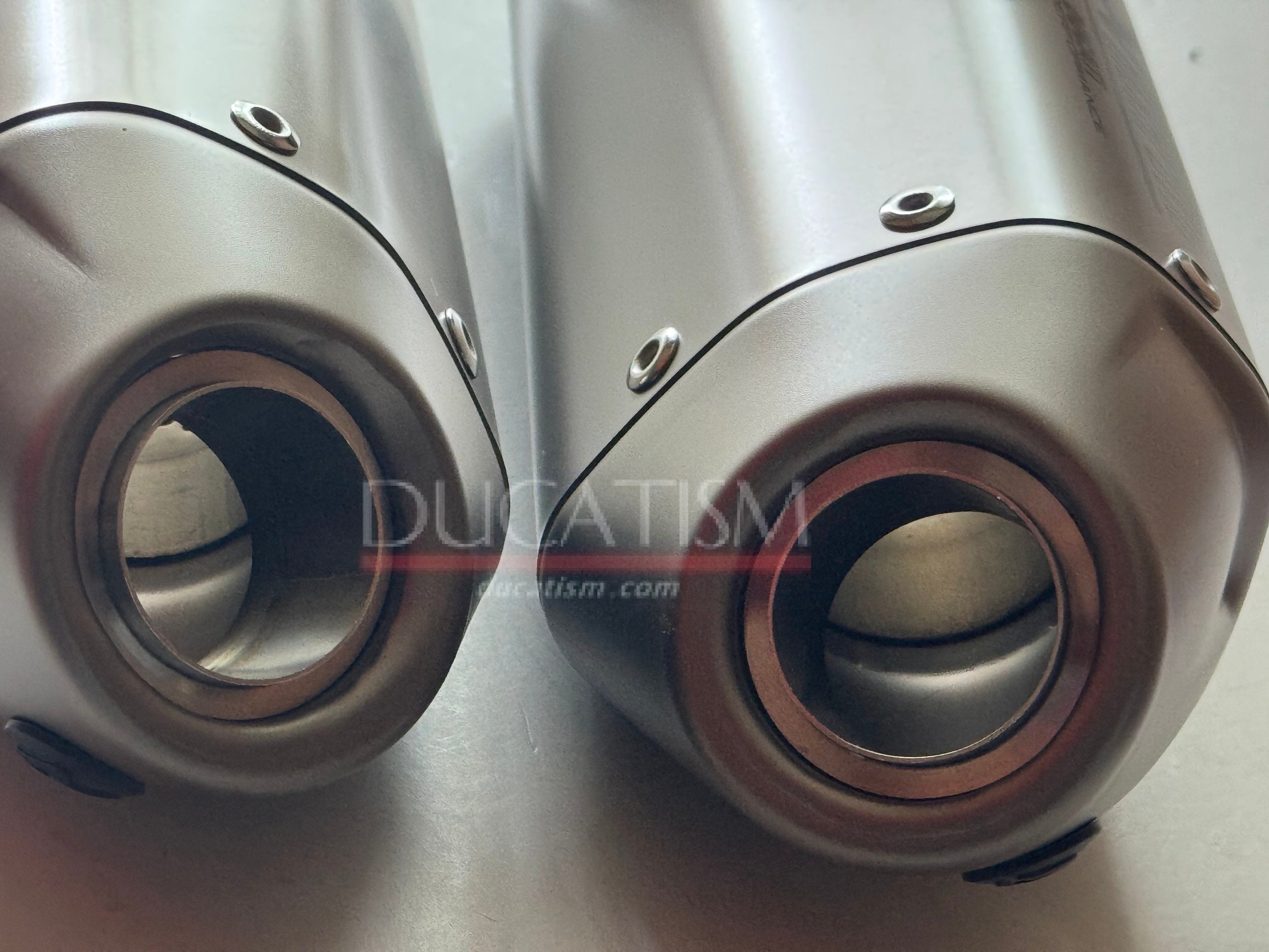 2025-2026 DUCATI StreetFighter V4 レーシングサイレンサー Akrapovic