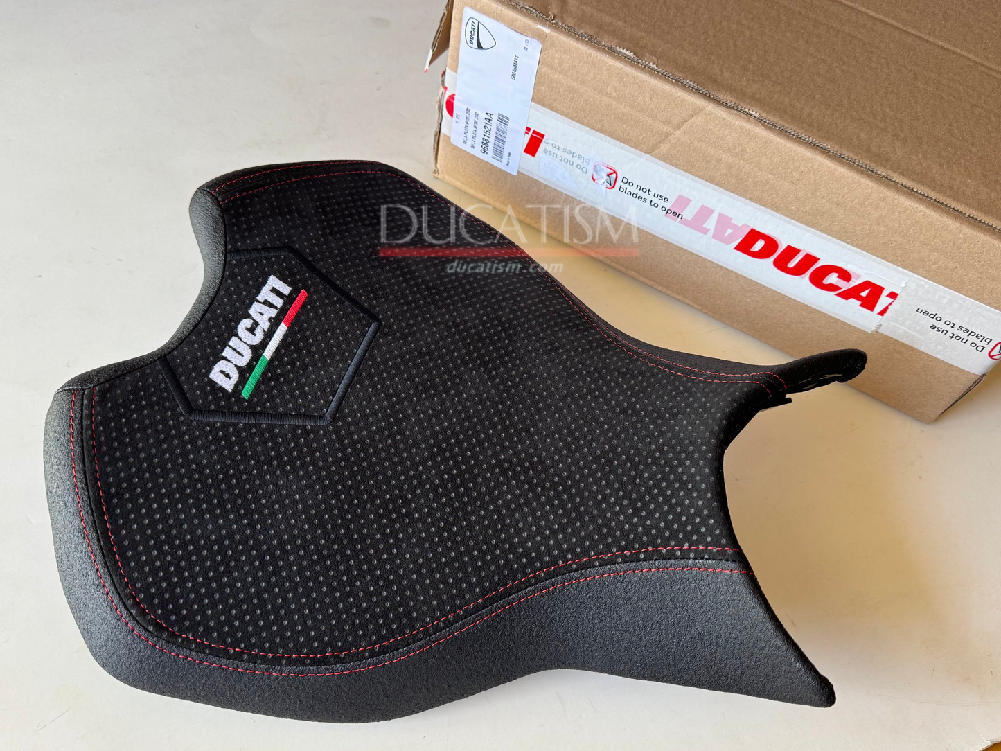 In stock DUCATI 2025 Panigale V2 Sport Seat 96881521AA Genuine DP Seat for Ducati 2025 StreetFighter V2