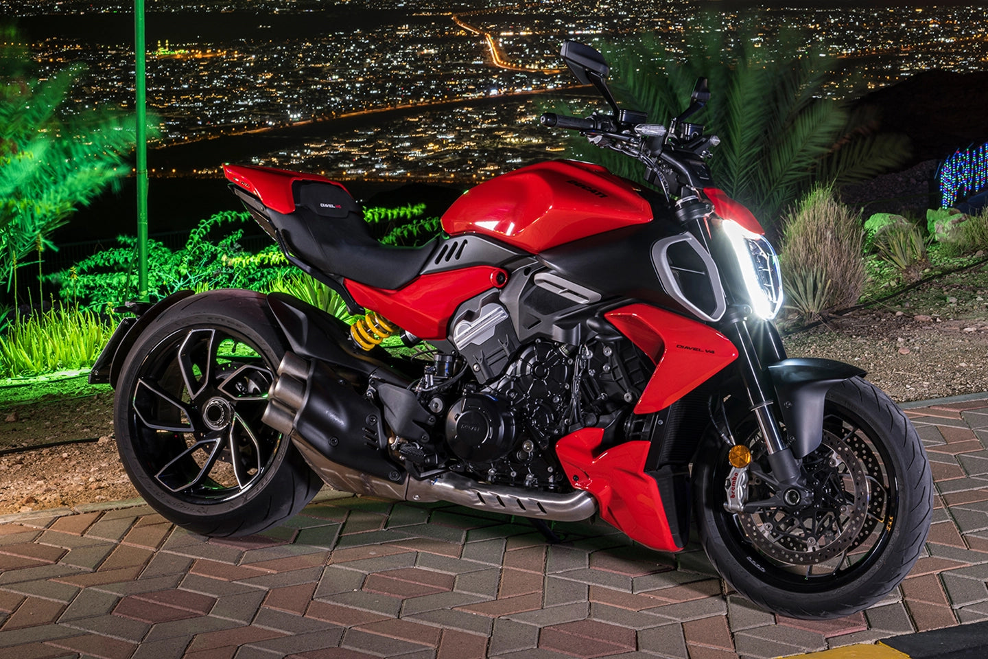 DUCATI Diavel V4 2023-2025 カーボン製ヘッドライトバイザー DUCATI Diavel V4 2023-2025 カーボン製ヘッドライトバイザー