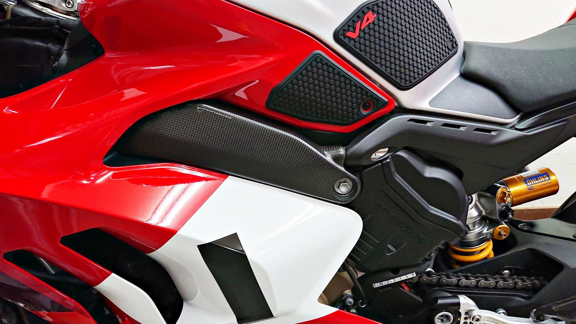 10/24イタリア在庫あり DUCATI パニガーレV4 カーボン製フレームカバー ドゥカティ PanigaleV4 StreetFight –  DUCATISM